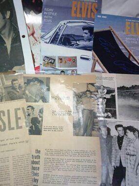 VTG LOT ELVIS PRESLEY PRINTED NESWPAPERS & PICTURES w/ MOM & 3 CATALOGS 2005 🔥